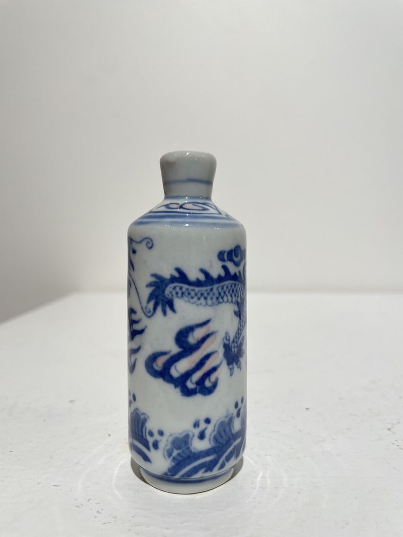 TWO UNDERGLAZE-BLUE AND COPPER-RED SNUFF BOTTLES Kangxi and Qianlong marks, mid 20th century (2) - 6