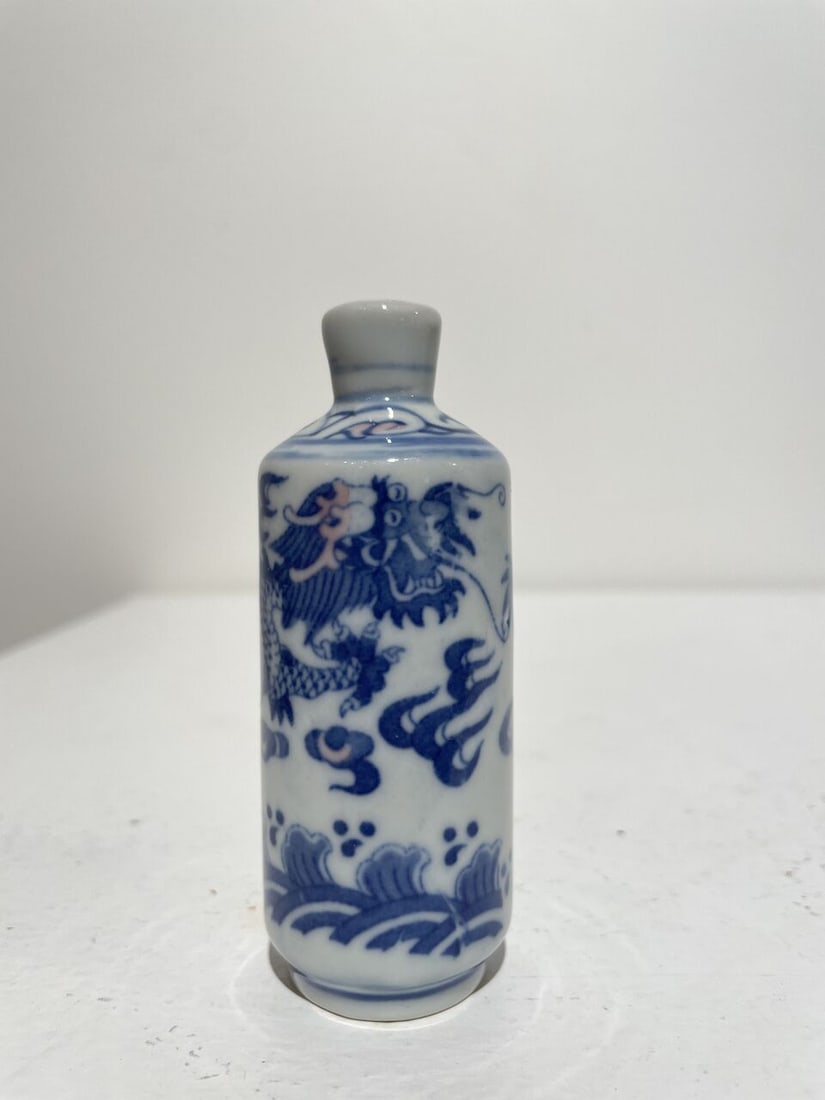 TWO UNDERGLAZE-BLUE AND COPPER-RED SNUFF BOTTLES Kangxi and Qianlong marks, mid 20th century (2) - 7