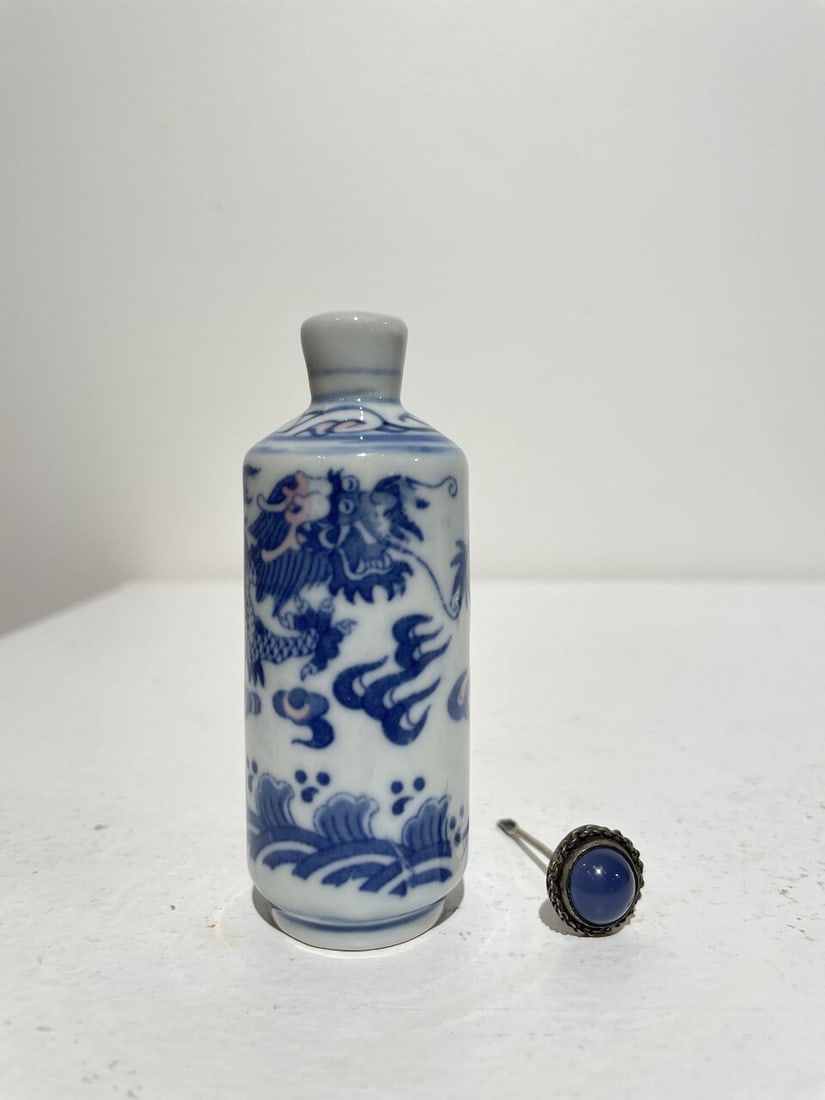 TWO UNDERGLAZE-BLUE AND COPPER-RED SNUFF BOTTLES Kangxi and Qianlong marks, mid 20th century (2) - 8