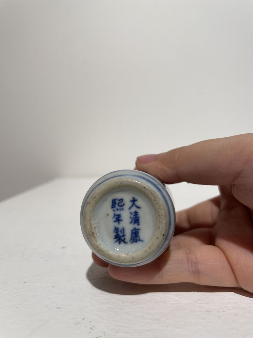 TWO UNDERGLAZE-BLUE AND COPPER-RED SNUFF BOTTLES Kangxi and Qianlong marks, mid 20th century (2) - 9