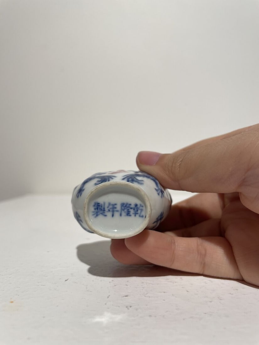 FIVE CERAMIC SNUFF BOTTLES Three with Qianlong and Daoguang marks, 19th/20th century (5) - 2