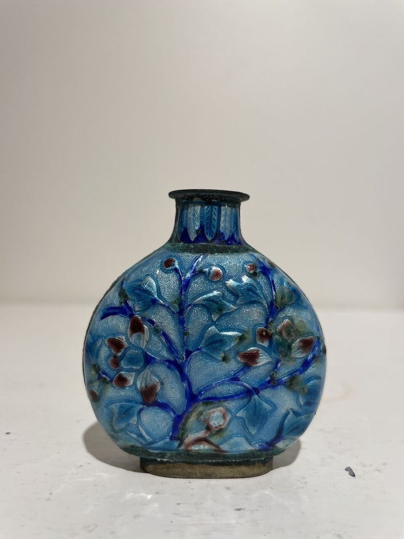 TWO PAINTED ENAMEL, TWO CLOISONNÉ, AND A FAMILLE ROSE SNUFF BOTTLE Two with Qianlong marks,... - 7