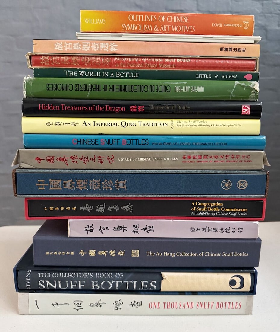 A QUANTITY OF PUBLICATIONS ON CHINESE SNUFF BOTTLES (55) - 2