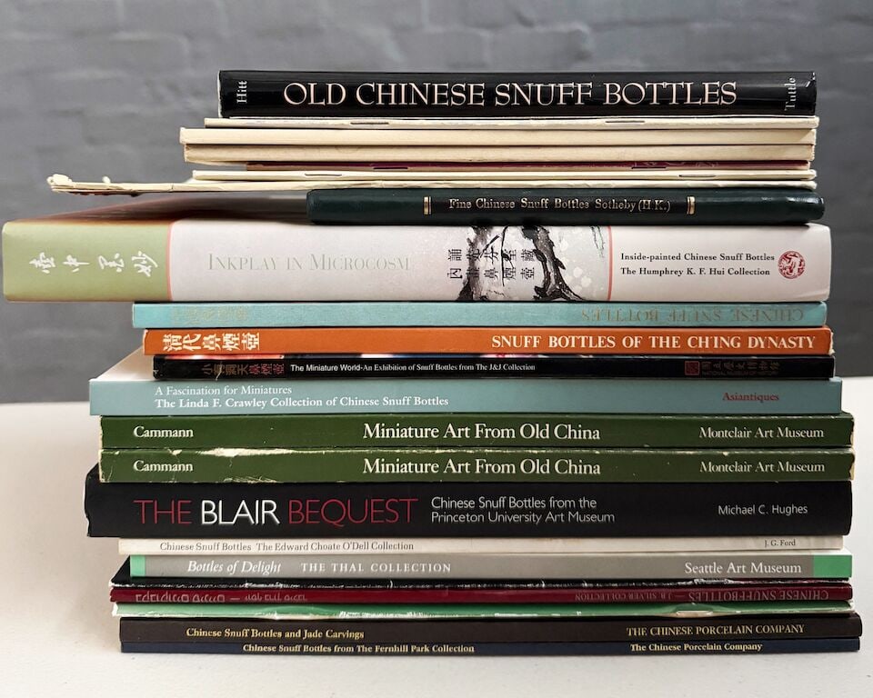 A QUANTITY OF PUBLICATIONS ON CHINESE SNUFF BOTTLES (55) - 3