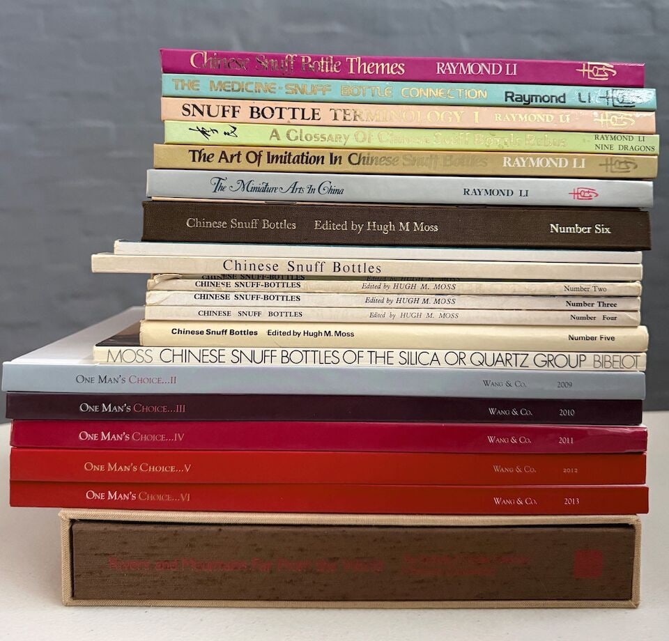 A QUANTITY OF CHINESE SNUFF BOTTLE CATALOGUES AND REFERENCE BOOKS (59) - 2