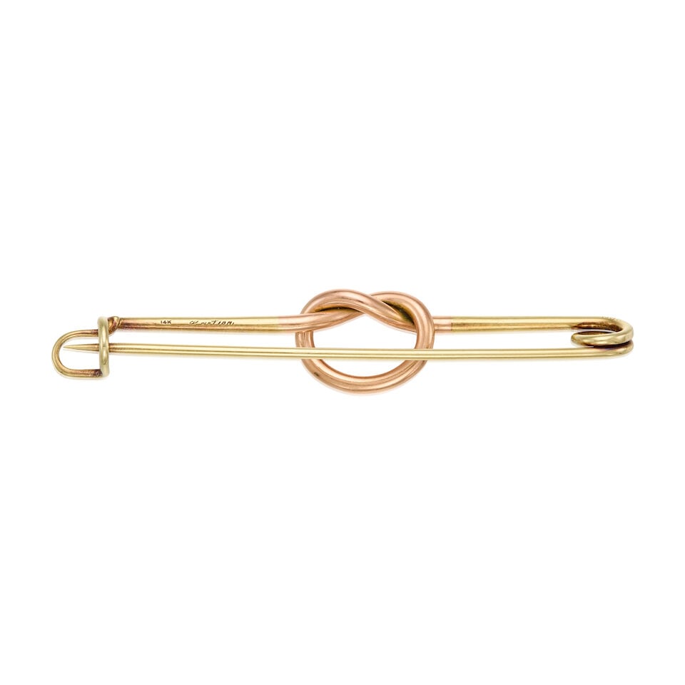 CARTIER: A 14K GOLD SAFETY PIN BROOCH - 2