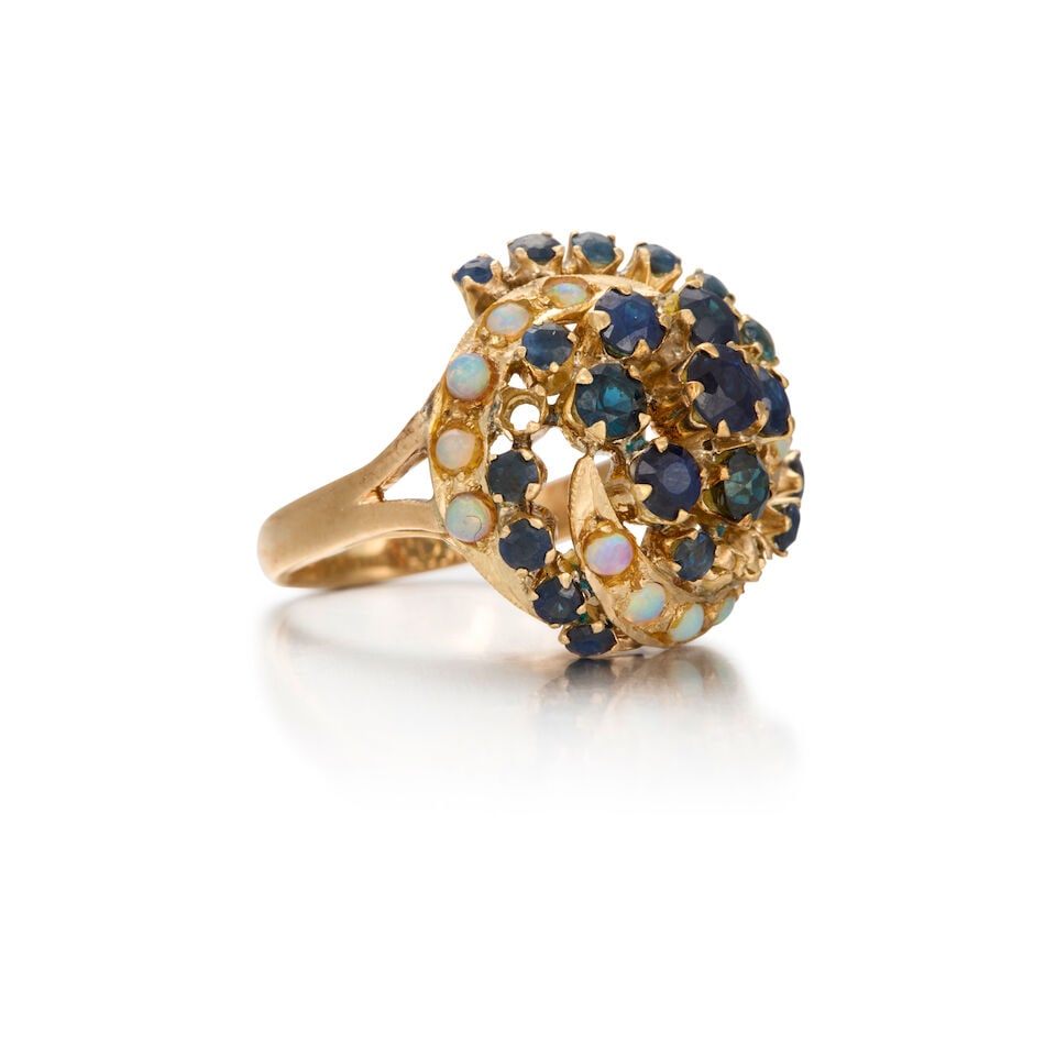 A GOLD, SAPPHIRE AND OPAL RING - 2