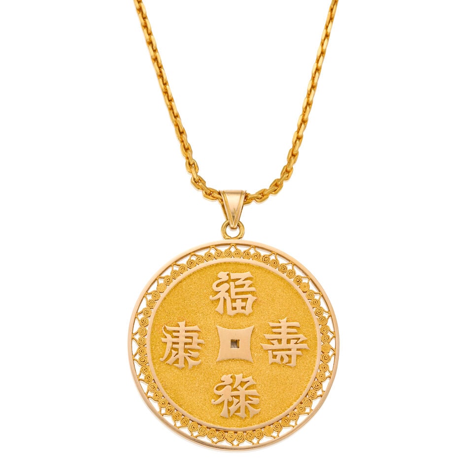 A GOLD MEDALLION PENDANT NECKLACE - 2