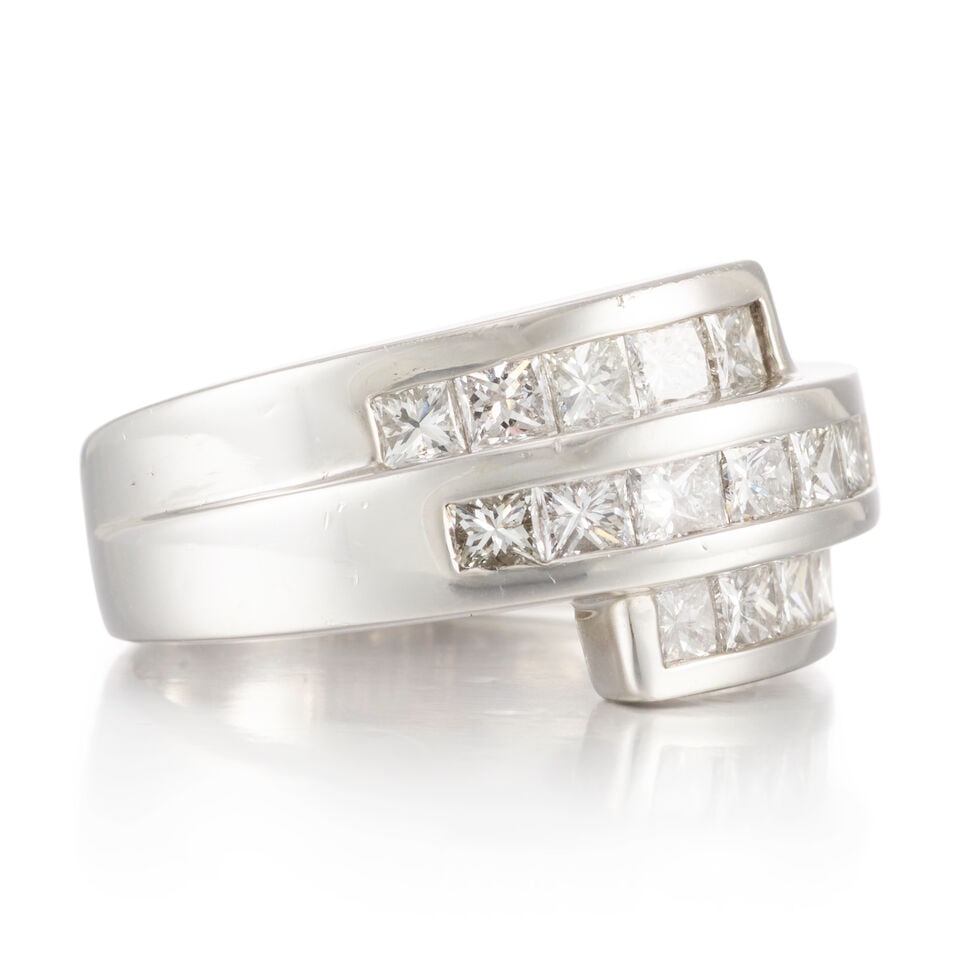 A PLATINUM AND DIAMOND RING - 2