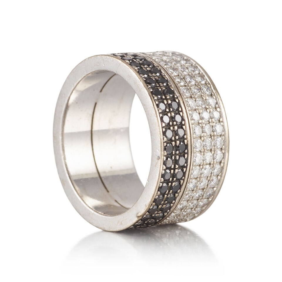 CHOPARD: AN 18K WHITE GOLD, COLORED DIAMOND, AND DIAMOND RING - 2