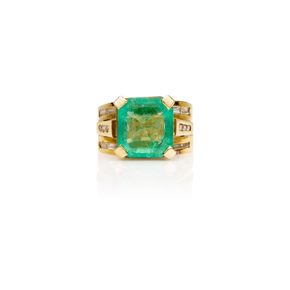 EMERALD AND DIAMOND RING: EMERALD AND DIAMOND RING - Estimated emerald weight approximately 3.1ct - Eight baguette-cut and six round-cut diamonds to the split shoulders approximately 0.15ct - Ring stamped 750 - Ring weight