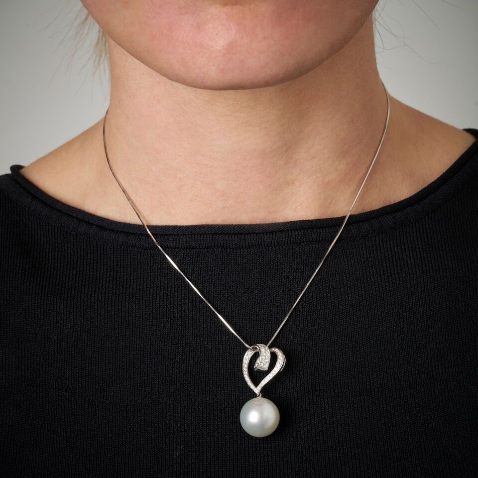 CULTURED SOUTH SEA PEARL AND DIAMOND PENDANT - 2