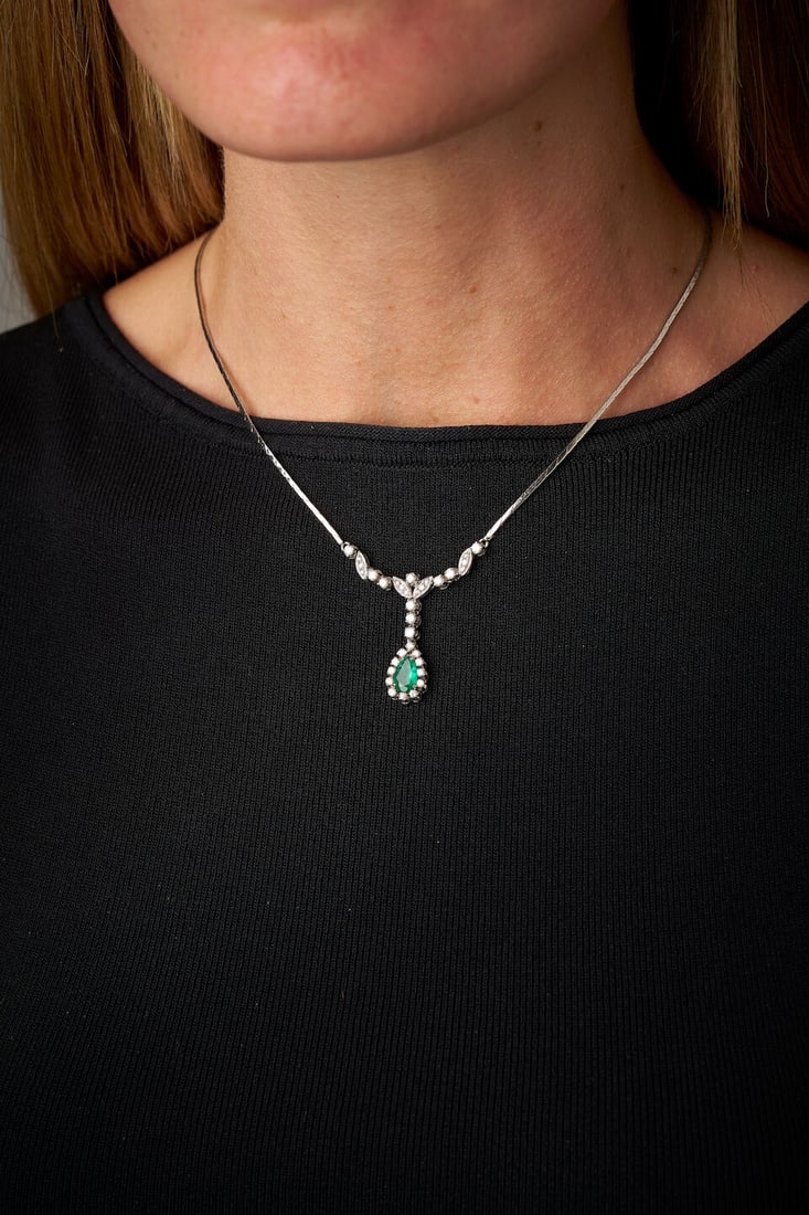 EMERALD AND DIAMOND PENDANT NECKLACE - 2