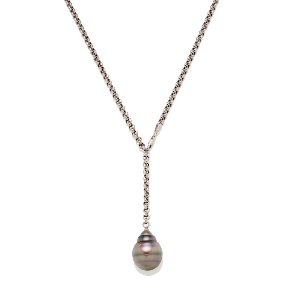TAHITIAN BAROQUE PEARL PENDANT NECKLACE: TAHITIAN BAROQUE PEARL PENDANT NECKLACE - Cultured Tahitian baroque pearl approximately 22 x 16mm - Stamped 750 belcher link chain with 2 parrot clasps - Gross weight approximately 17.4gm - Full