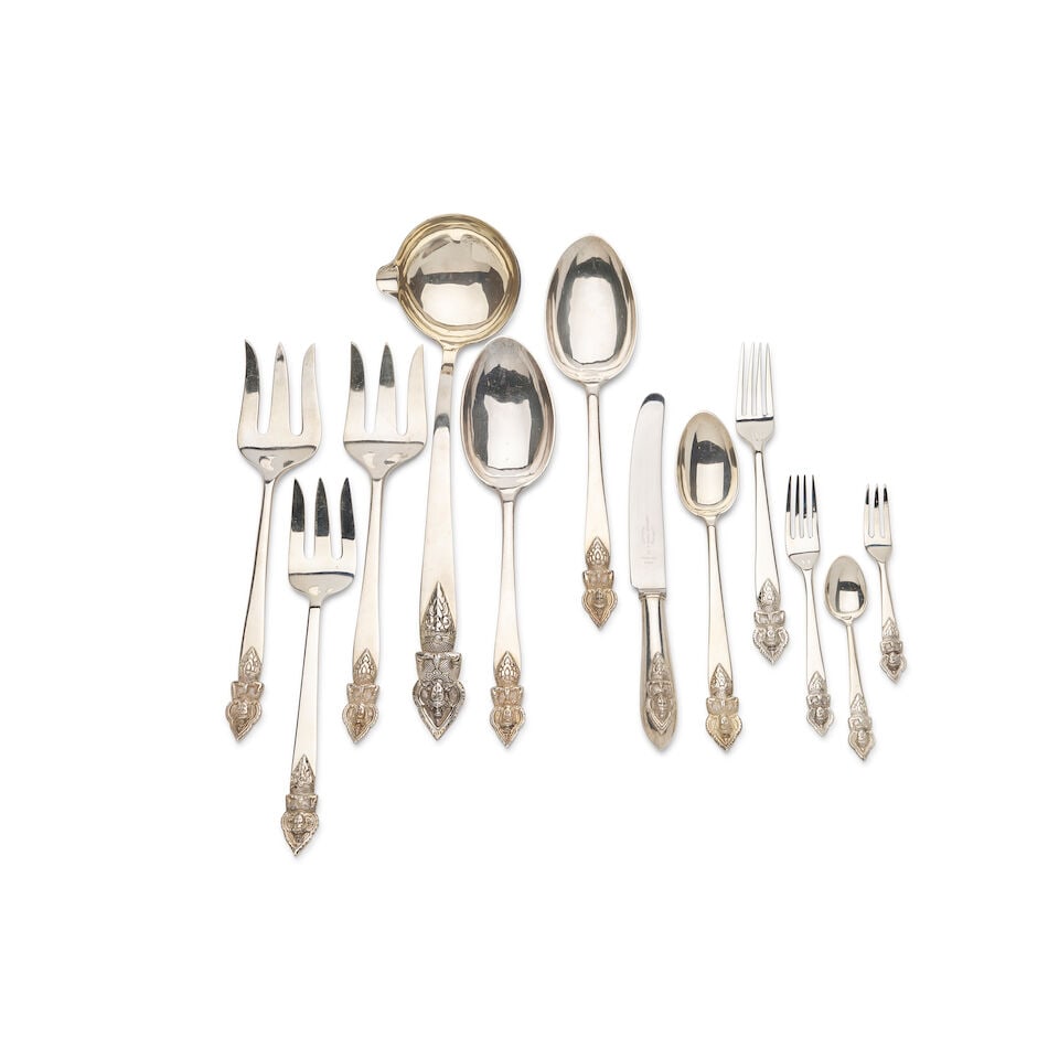 A Thai sterling silver flatware service (82): A Thai sterling silver flatware service with stainless steel blades, marked Atkinson & Sons Sheffield, purity 0.925, weight total 3629 grams (82). For further information on this lot please visit