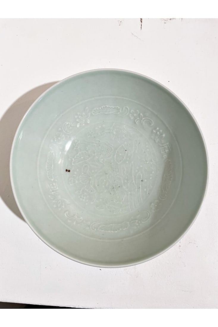 A white-glazed bowl and a celadon-glazed vase China, 20th century (2) - 12