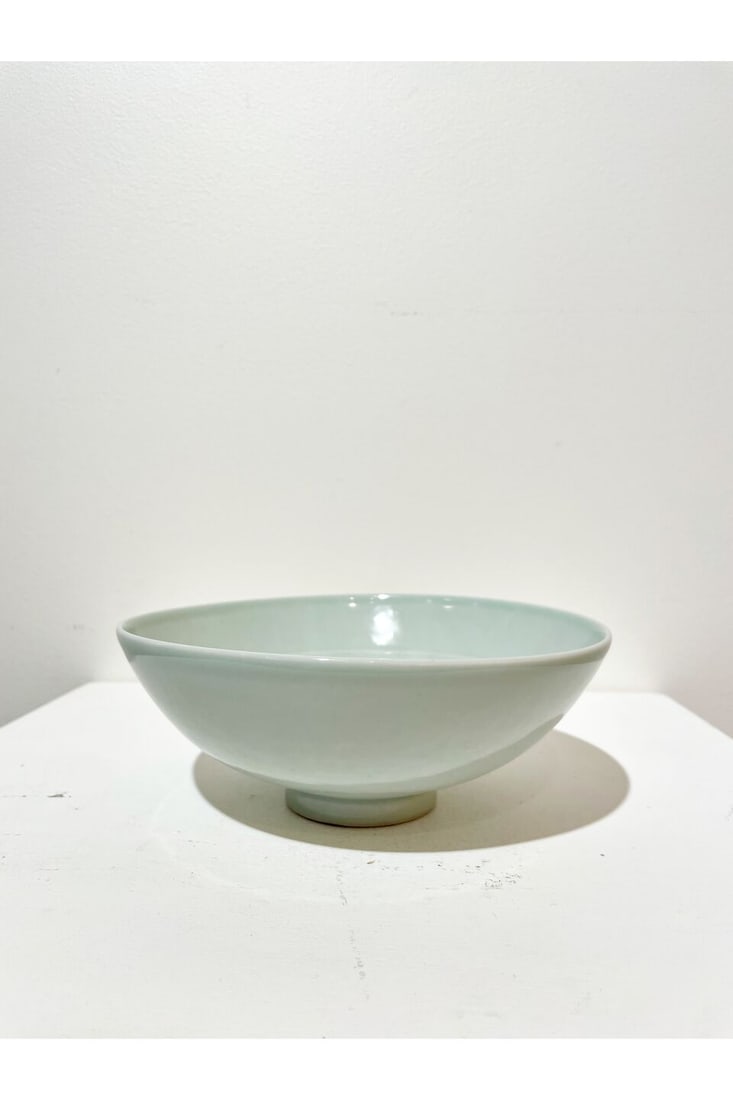 A white-glazed bowl and a celadon-glazed vase China, 20th century (2) - 13