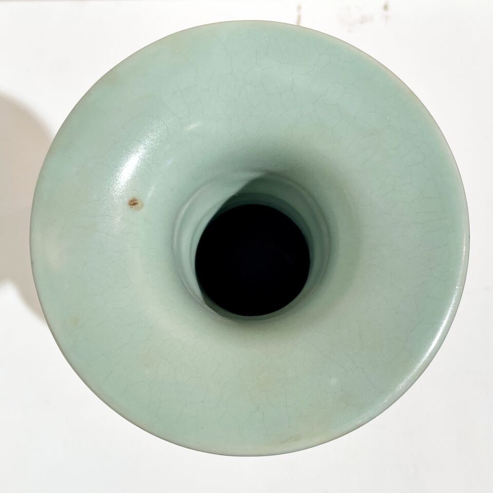 A white-glazed bowl and a celadon-glazed vase China, 20th century (2) - 2