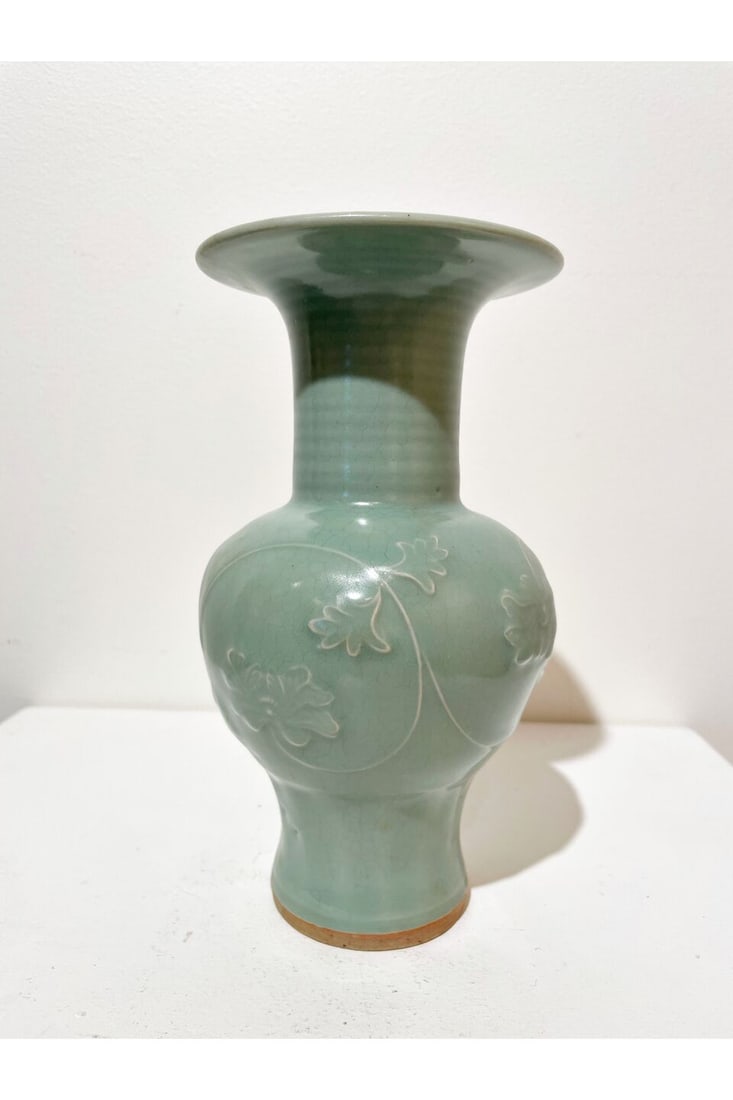 A white-glazed bowl and a celadon-glazed vase China, 20th century (2) - 3