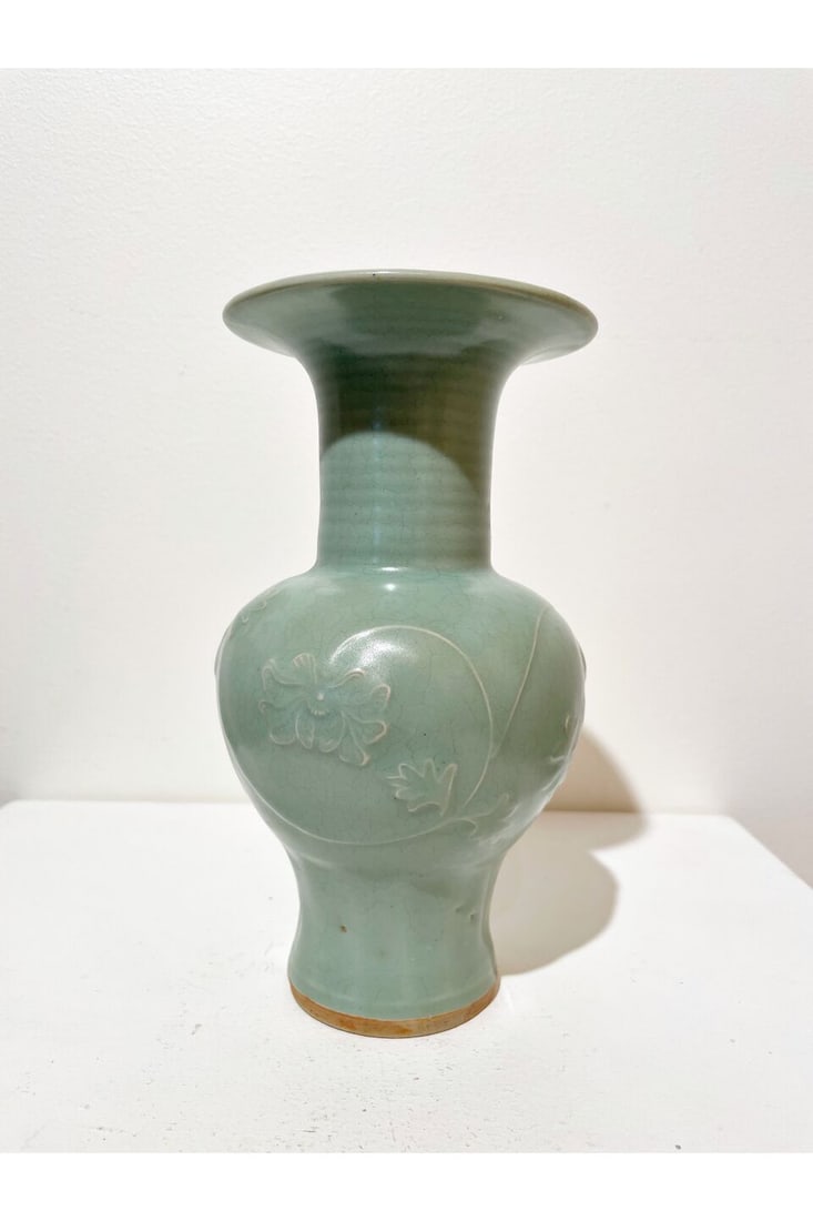 A white-glazed bowl and a celadon-glazed vase China, 20th century (2) - 4