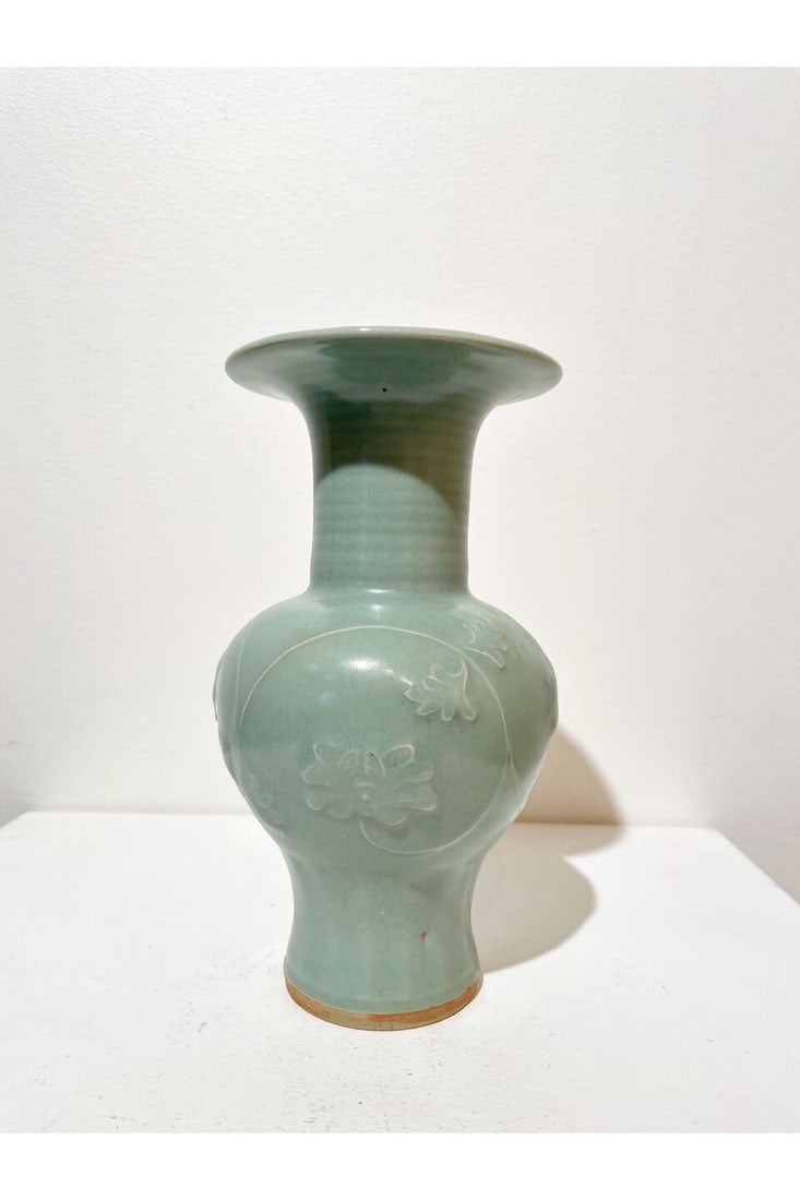 A white-glazed bowl and a celadon-glazed vase China, 20th century (2) - 5