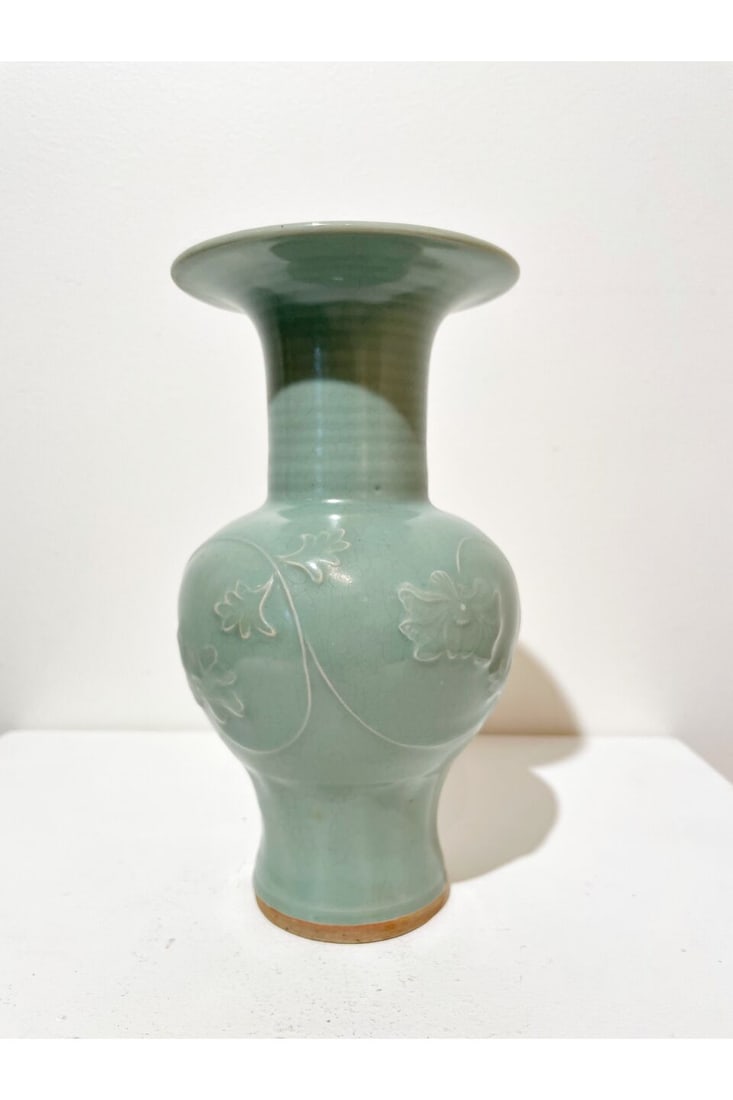 A white-glazed bowl and a celadon-glazed vase China, 20th century (2) - 6