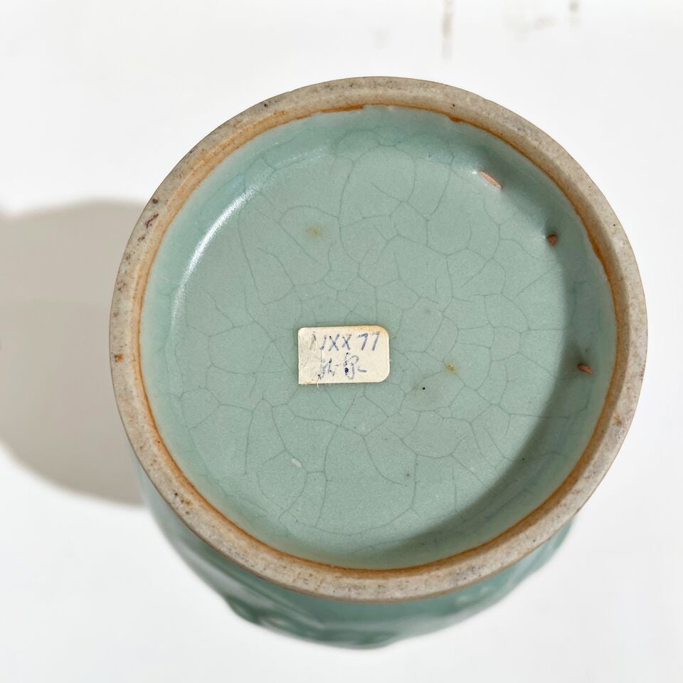 A white-glazed bowl and a celadon-glazed vase China, 20th century (2) - 7