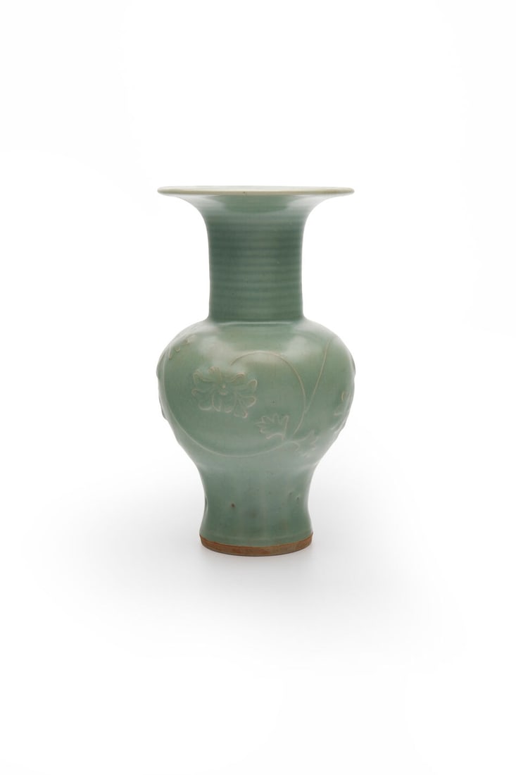A white-glazed bowl and a celadon-glazed vase China, 20th century (2) - 8