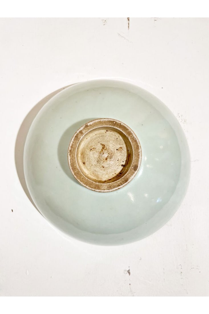 A white-glazed bowl and a celadon-glazed vase China, 20th century (2) - 9