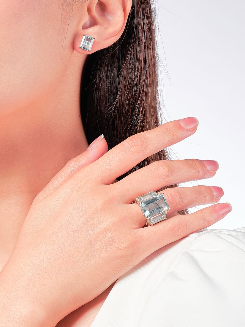 AQUAMARINE AND DIAMOND RING AND EARRING SET (2): AQUAMARINE AND DIAMOND RING AND EARRING SET 海藍寶石配鑽石戒指及耳環套裝 Metal: 18 karat white gold Ring size: