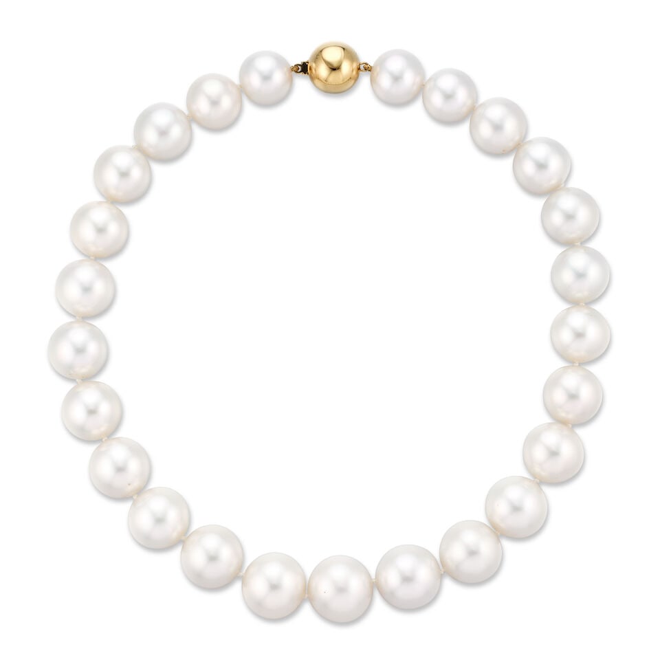 CULTURED PEARL NECKLACE: CULTURED PEARL NECKLACE 養殖珍珠項鍊 Cultured pearls: 25pcs, approx. 18.40 x 17.75mm to 15.15 x 14.90mm Metal: 18 karat yellow gold Length: 44.5cm Gross weight: 163