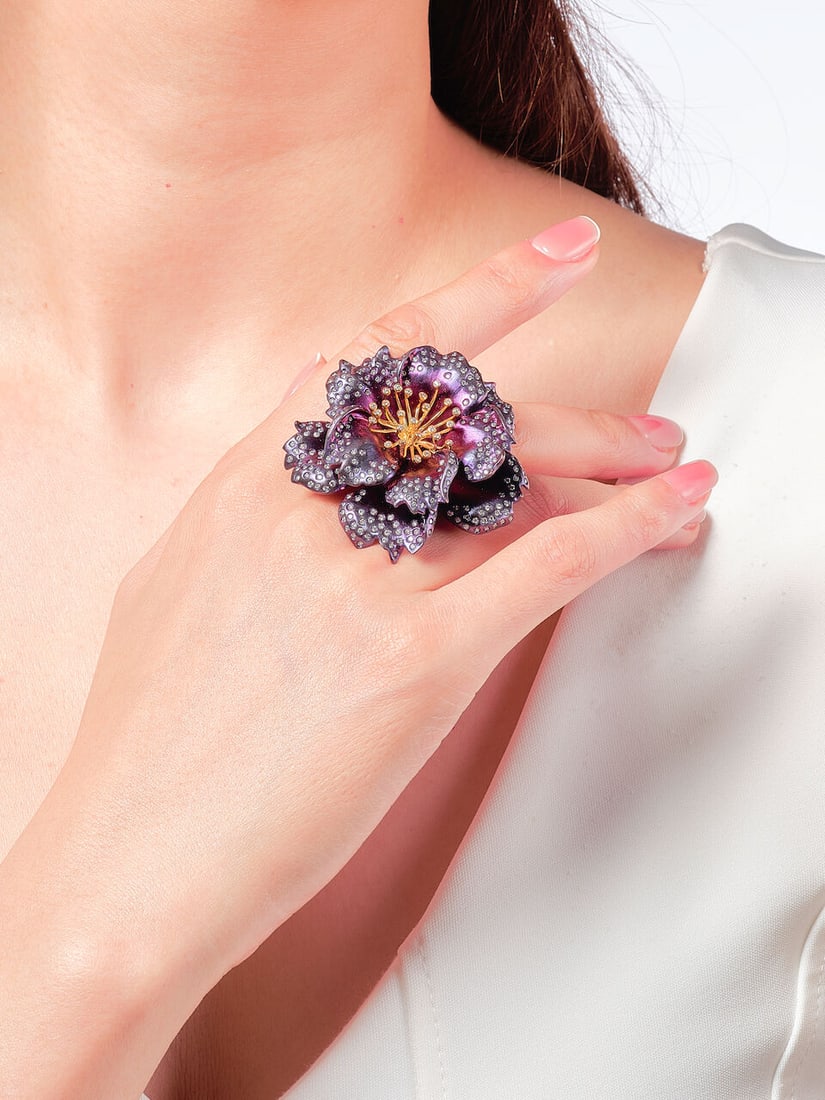 TITANIUM AND DIAMOND RING/PENDANT: TITANIUM AND DIAMOND RING/PENDANT 鈦金屬配鑽石戒指/吊墜 Diamonds: approx. 2.20cts Metal: titanium and 18 karat yellow and blackened
