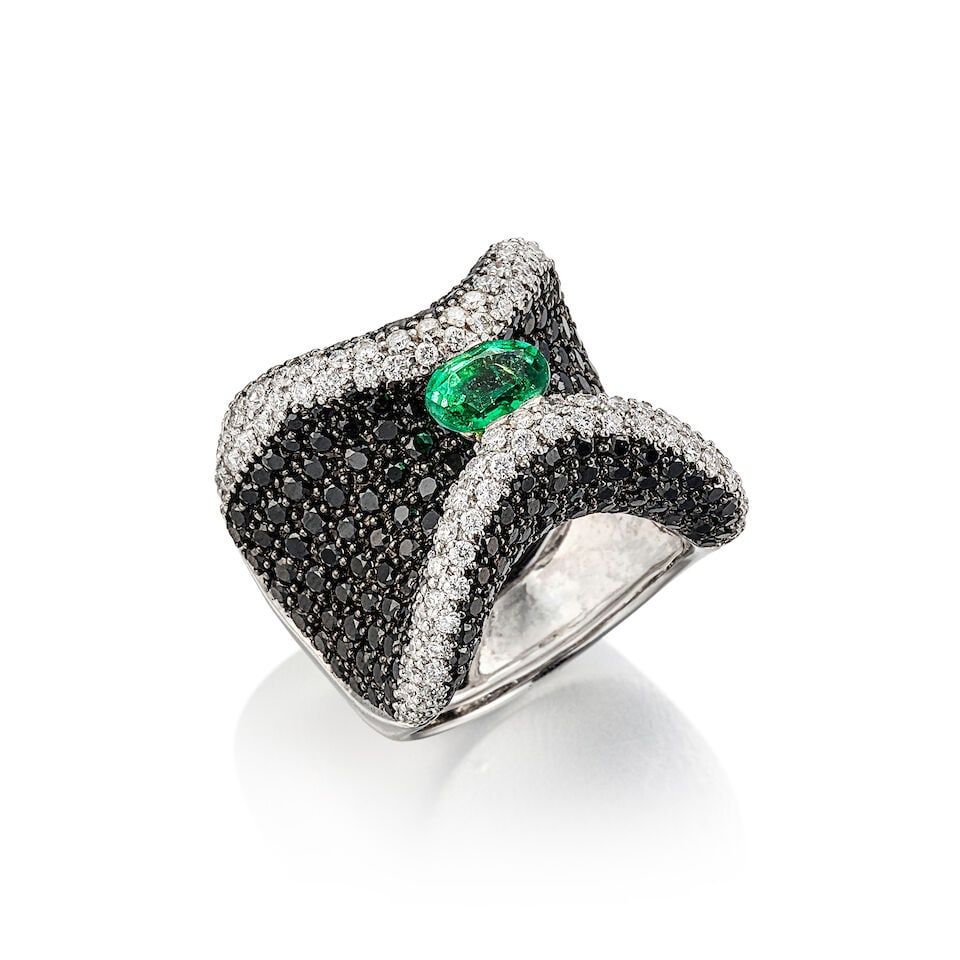 EMERALD, BLACK DIAMOND AND DIAMOND RING: EMERALD, BLACK DIAMOND AND DIAMOND RING 天然「贊比亞」未經淨度處理祖母綠配黑色鑽