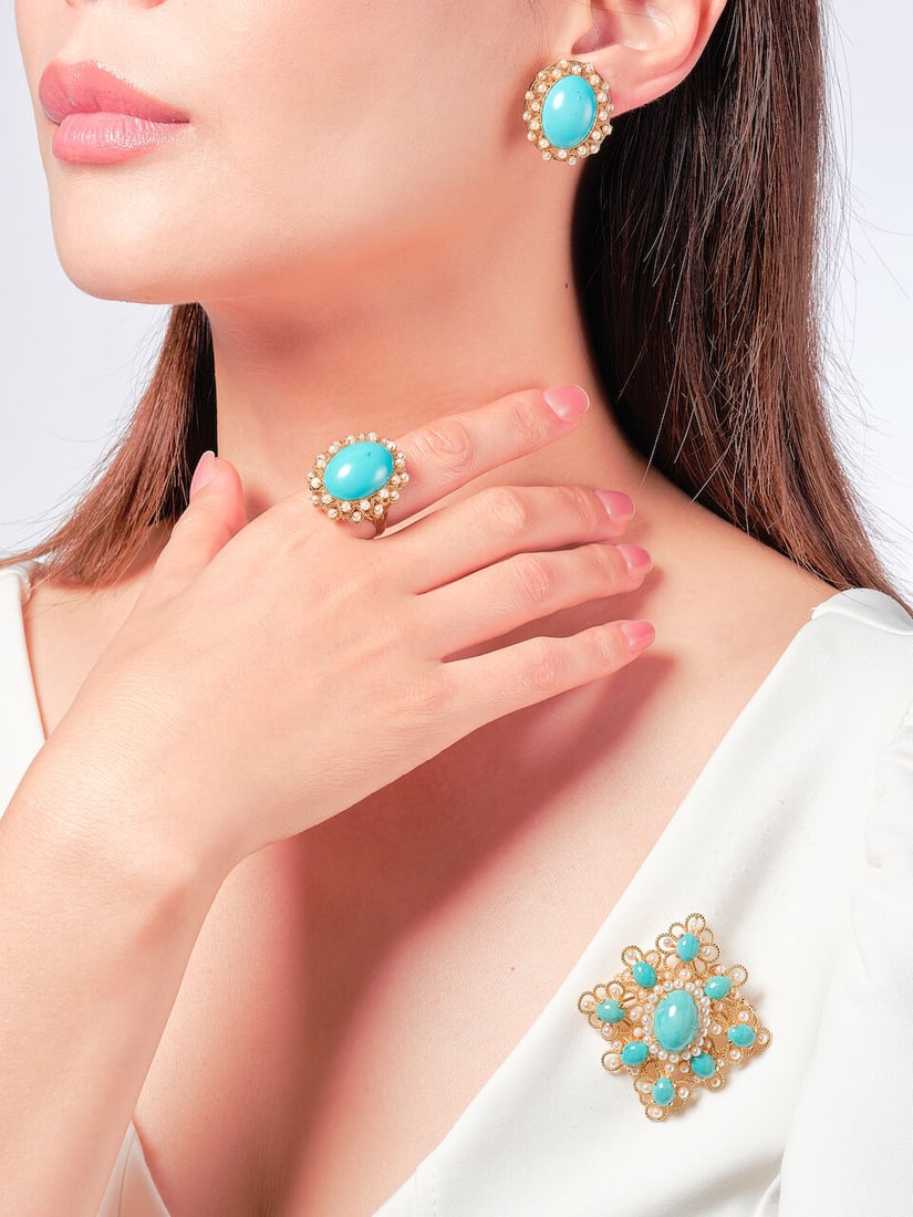 TURQUOISE AND SEED PEARL SUITE (3): TURQUOISE AND SEED PEARL SUITE 綠松石配養殖珍珠別針、戒指及耳夾套裝 Principal turquoises: