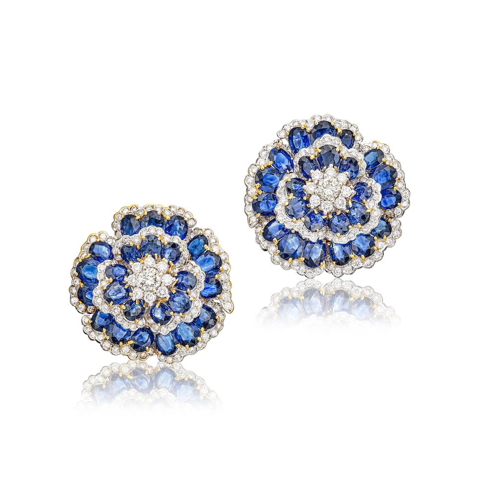 PAIR OF SAPPHIRE AND DIAMOND 'FLOWER' EARCLIPS: PAIR OF SAPPHIRE AND DIAMOND 'FLOWER' EARCLIPS 藍寶石配鑽石耳夾 Metal: 18 karat white and yellow gold Dimensions: 3.2 x 3.2cm Gross weight: