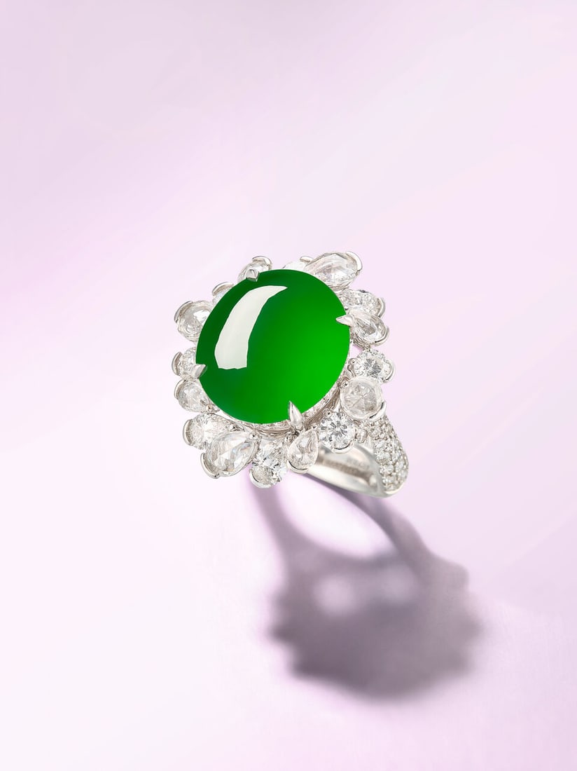 JADEITE AND DIAMOND RING: JADEITE AND DIAMOND RING 天然「緬甸」翡翠配鑽石戒指 Certificate: HKJSL, jadeite, natural, Burma, type A (FC 0256, 30 July