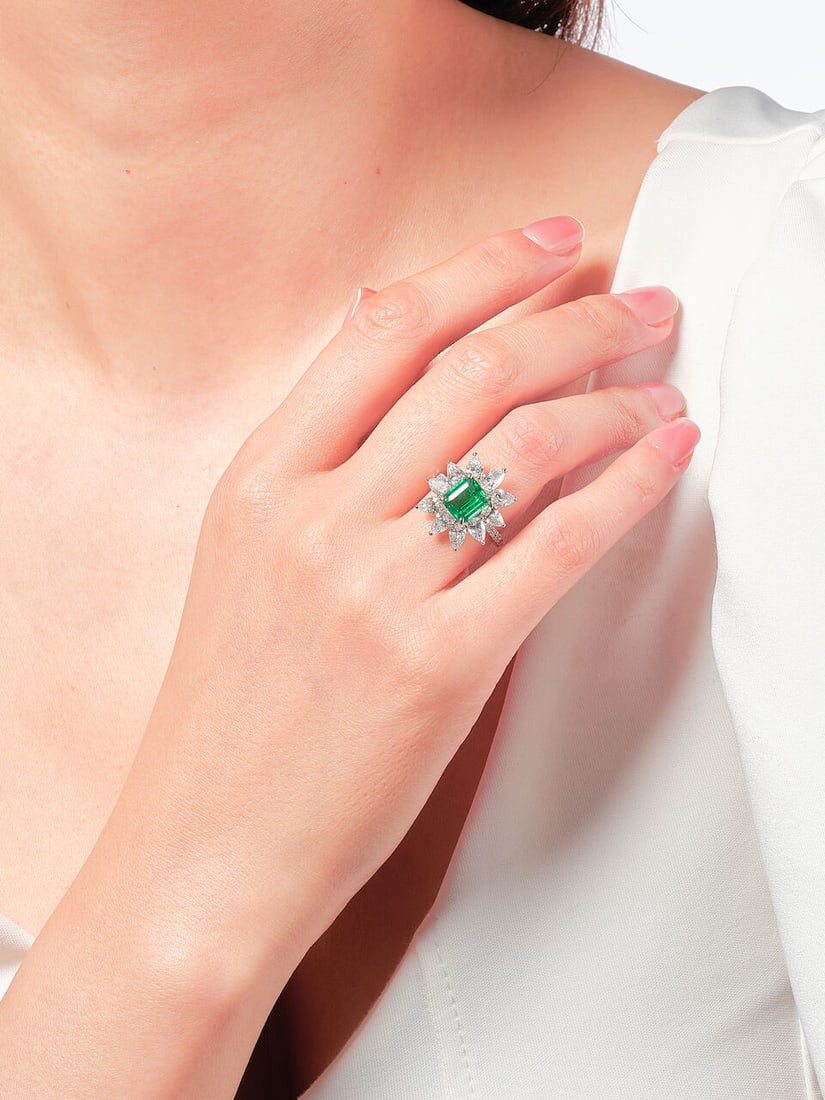 EMERALD AND DIAMOND RING - 2