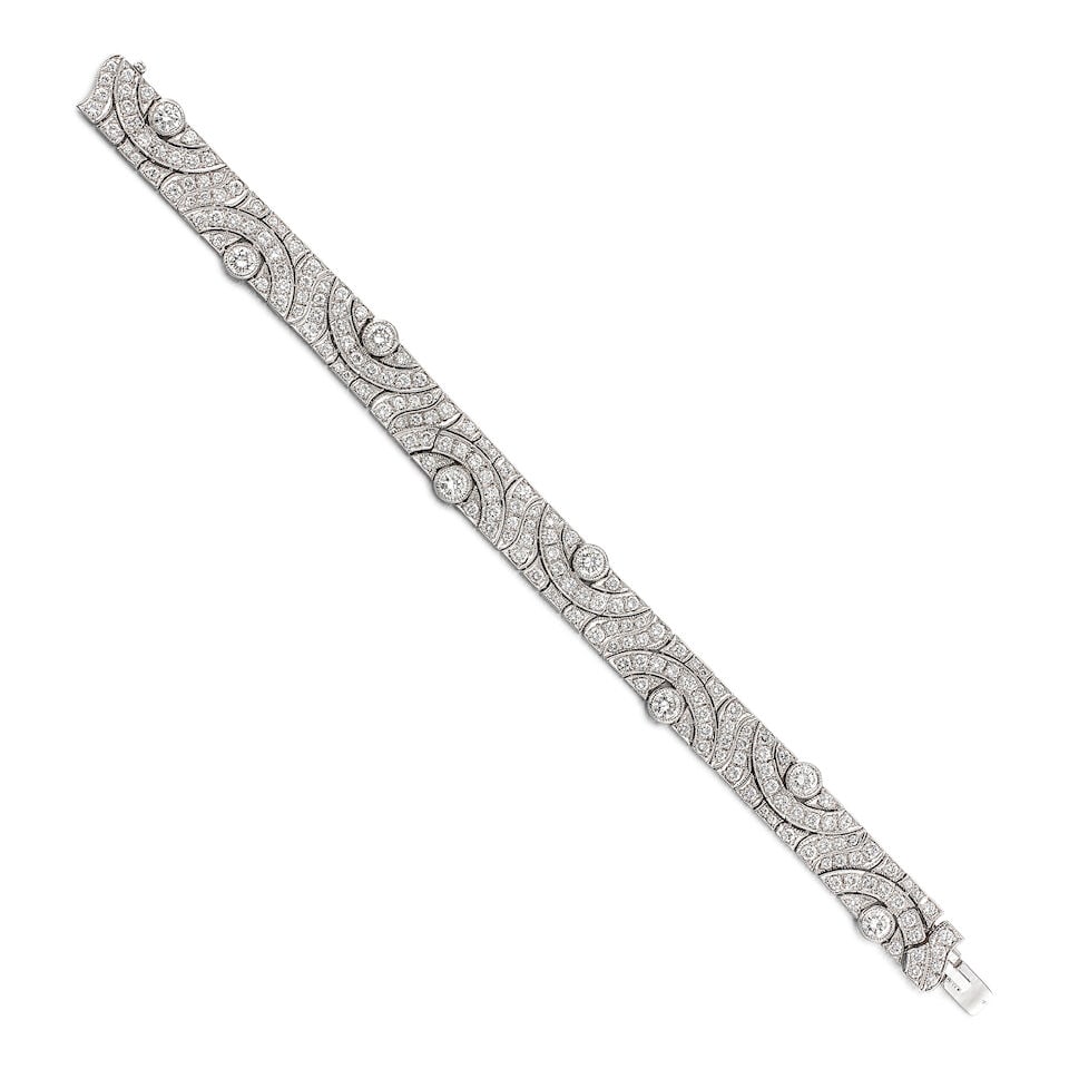 DIAMOND BRACELET: DIAMOND BRACELET 鑽石手鍊 Metal: 18 karat white gold Length: 16.4cm Gross weight: 25.0g Footnotes: CONDITION REPORT In excellent condition. With millegrain decorative