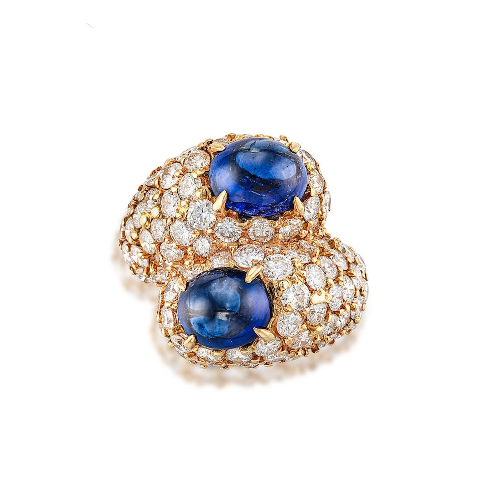 SAPPHIRE AND DIAMOND CROSSOVER RING: SAPPHIRE AND DIAMOND CROSSOVER RING 藍寶石配鑽石戒指 Metal: 18 karat yellow gold Ring size: 6½ Gross weight: 17.6g Footnotes: CONDITION REPORT In