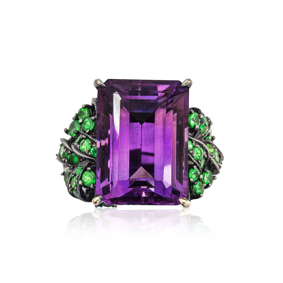 AMETHYST AND GEM-SET RING: AMETHYST AND GEM-SET RING 16.94克拉天然紫水晶配彩色寶石戒指 Certificate: gem report, amethyst, natural,
