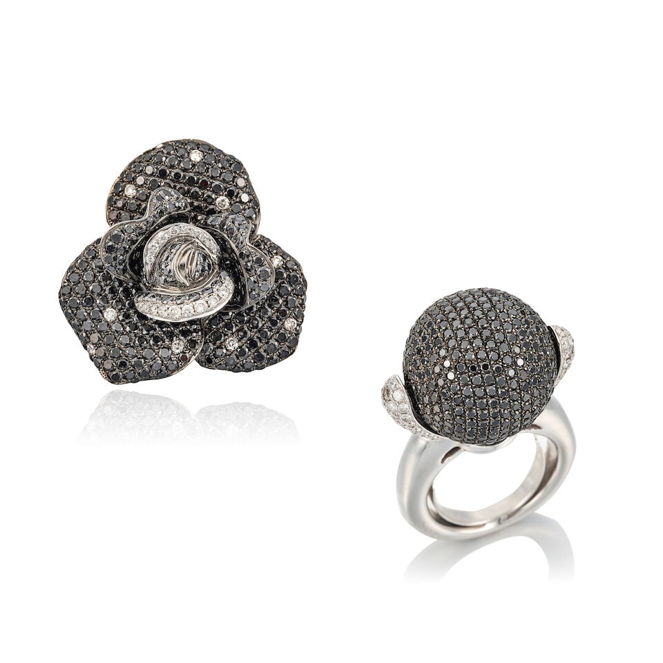 BLACK DIAMOND AND DIAMOND SPHERICAL RING AND 'FLORAL' PENDANT (2): BLACK DIAMOND AND DIAMOND SPHERICAL RING AND 'FLORAL' PENDANT 黑色鑽石配鑽石戒指及吊墜 Metal: 18 karat white and blackened