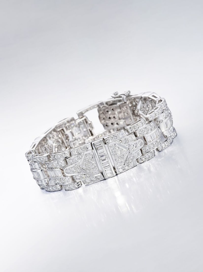 DIAMOND BRACELET: DIAMOND BRACELET 鑽石手鍊 Metal: 18 karat white gold Length: 18.0cm Gross weight: 51.7g Footnotes: CONDITION REPORT In very good condition. Minute signs of wear. Very
