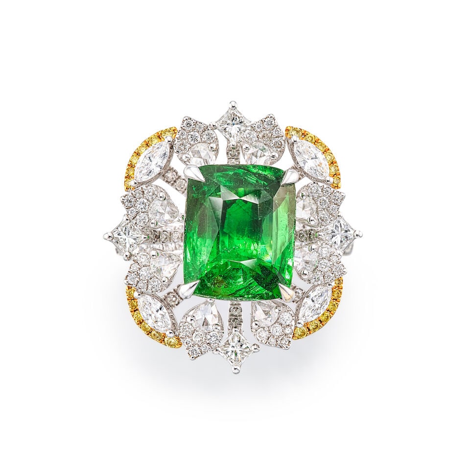 TSAVORITE GARNET, COLOURED DIAMOND AND DIAMOND RING/PENDANT: TSAVORITE GARNET, COLOURED DIAMOND AND DIAMOND