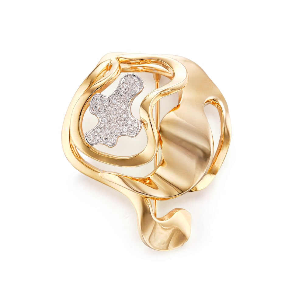 GOLD AND DIAMOND BROOCH: GOLD AND DIAMOND BROOCH 黃金鑽石別針 Metal: 14 karat yellow gold and 6 karat white gold Dimensions: 5.2 x 4.5cm Gross weight: 21.9g Footnotes: CONDITION REPORT In e