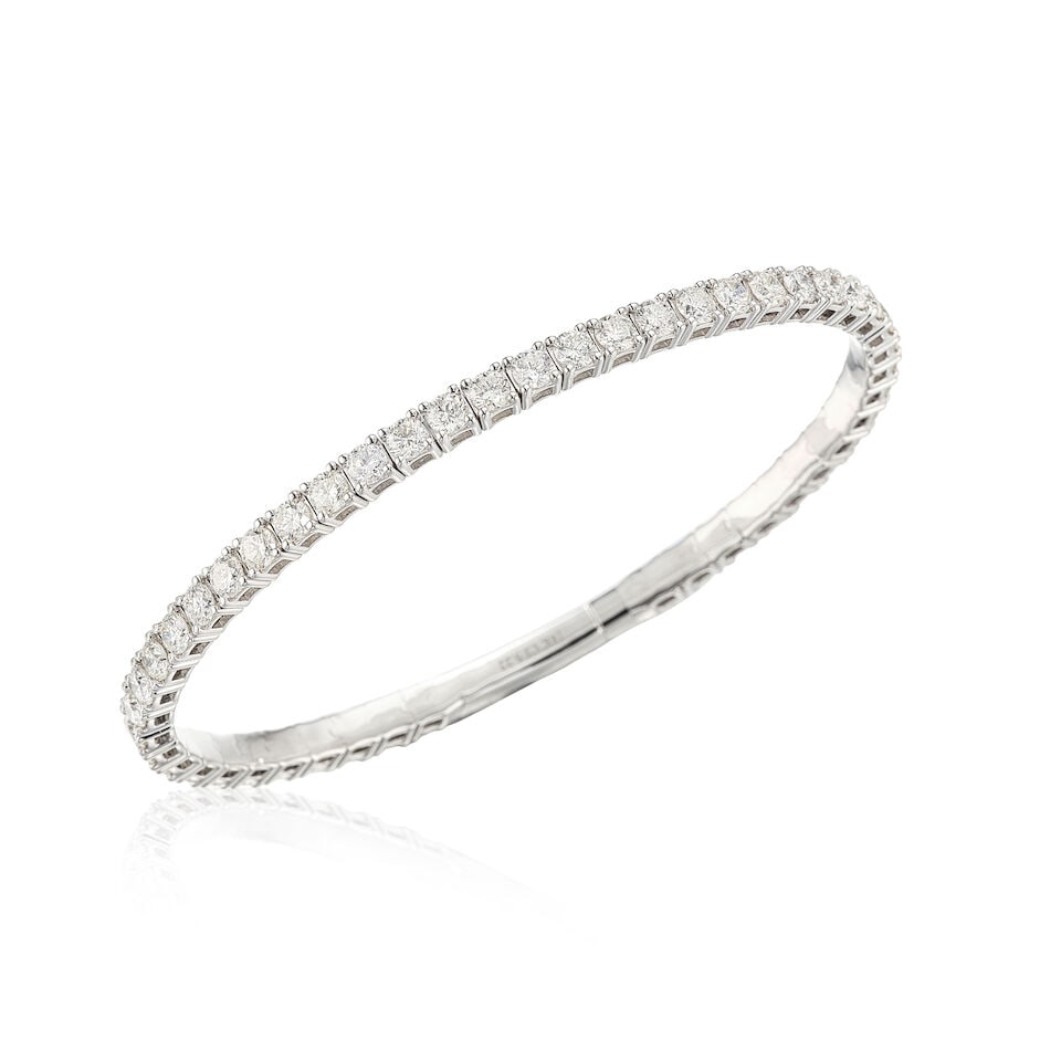 DIAMOND BANGLE: DIAMOND BANGLE 鑽石手鐲 Diamonds: 47pcs, stamped 5.22cts Metal: 18 karat white gold Inner circumference: 16.3cm Gross weight: 13.8g Footnotes: CONDITION REPORT In excellent