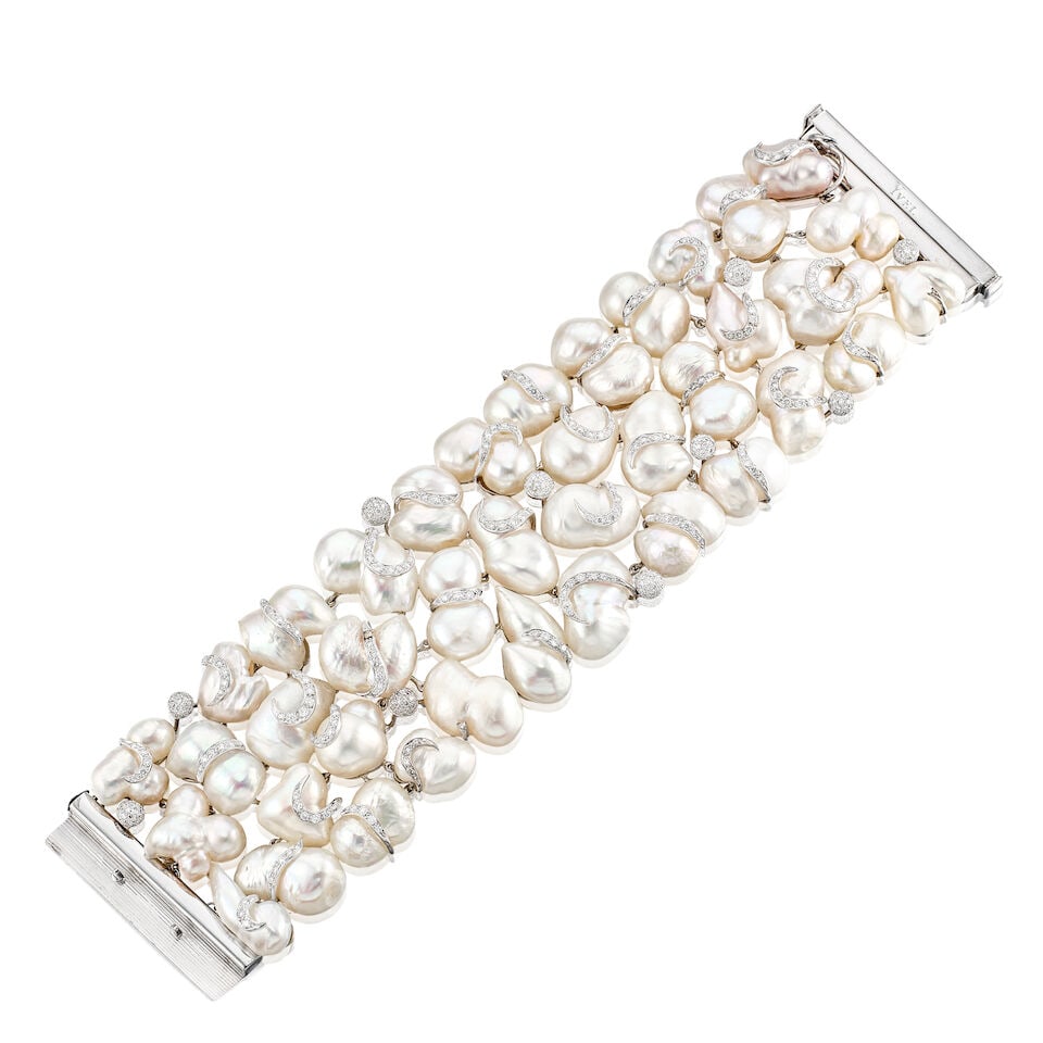 BAROQUE CULTURED PEARL AND DIAMOND BRACELET: BAROQUE CULTURED PEARL AND DIAMOND BRACELET 巴洛克養殖珍珠配鑽石手鍊 Baroque cultured pearls: 39pcs Metal: 18 karat white