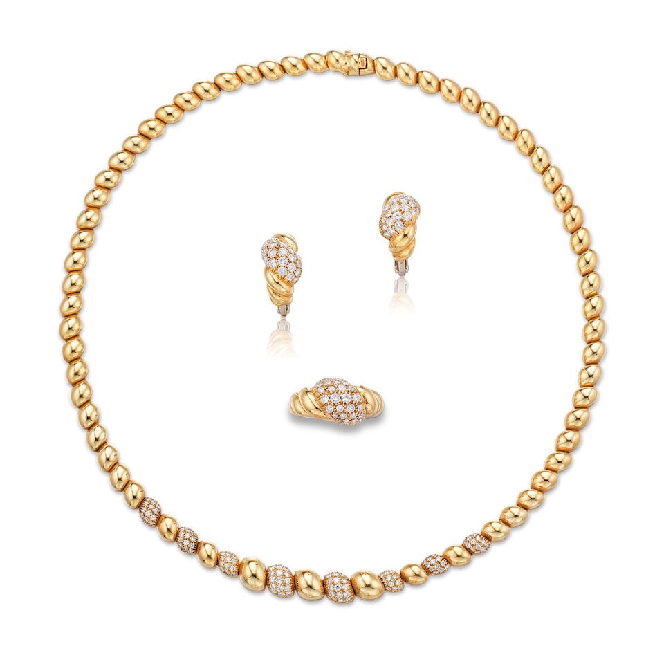 GOLD AND DIAMOND SUITE (3): GOLD AND DIAMOND SUITE 鑽石項鍊、戒指及耳環套裝 Metal: 18 karat yellow gold Length: necklace 40.6cm; earclip 1.8cm Ring size: 6&