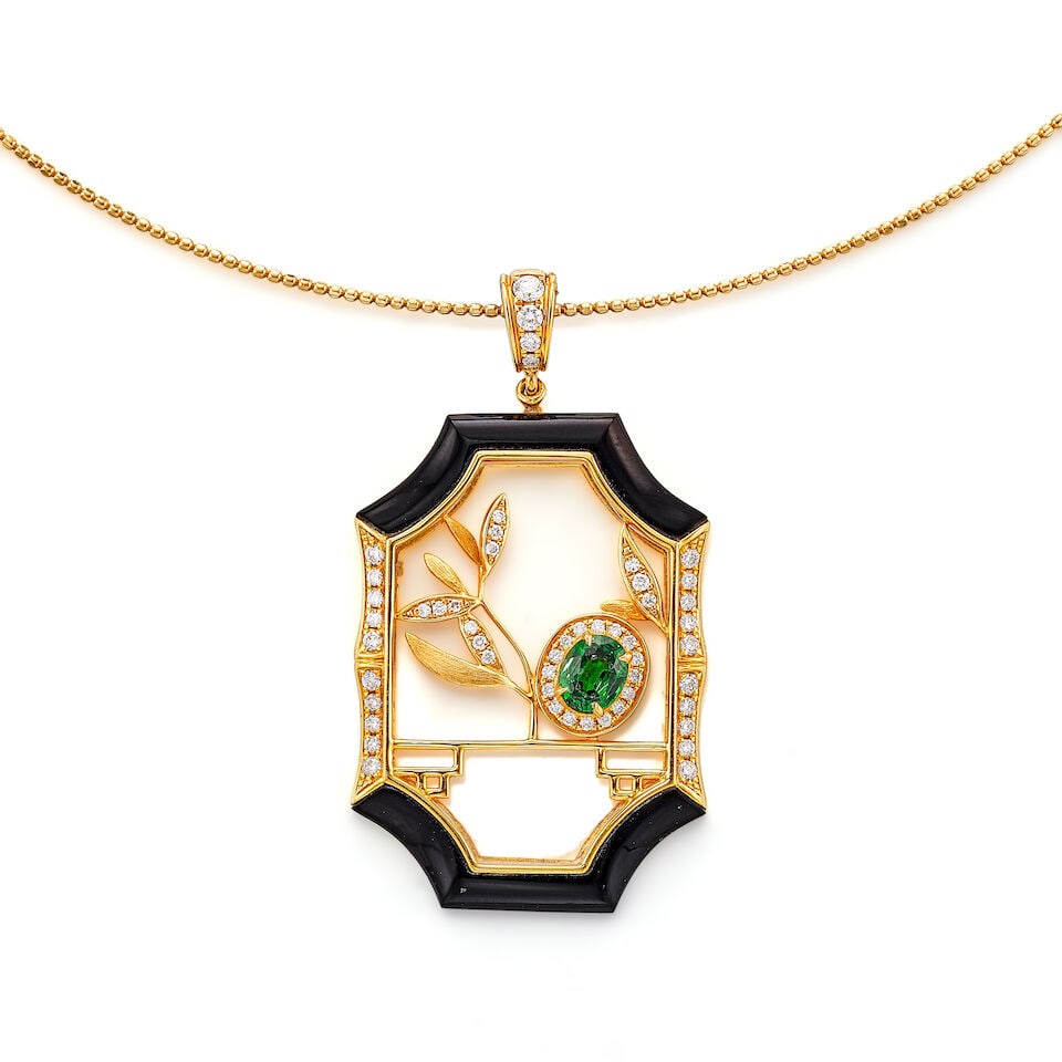 GEM-SET, ONYX AND DIAMOND PENDANT NECKLACE: GEM-SET, ONYX AND DIAMOND PENDANT NECKLACE 沙弗萊石榴石配縞瑪瑙及鑽石吊墜項鍊 Metal: 18 karat