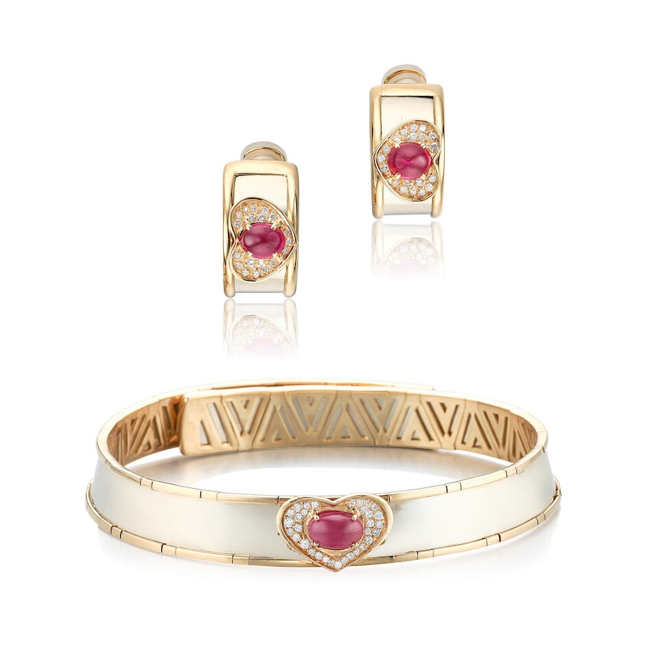 RUBY AND DIAMOND CHOKER NECKLACE AND EARCLIP SET (2): RUBY AND DIAMOND CHOKER NECKLACE AND EARCLIP SET 紅寶石配鑽石項鍊及耳夾套裝 Metal: 18 karat white and yellow gold Necklace