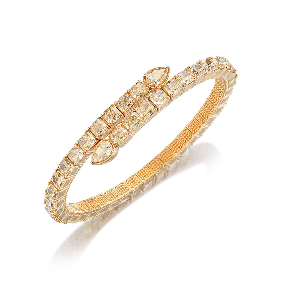 COLOURED DIAMOND BANGLE: COLOURED DIAMOND BANGLE 彩色鑽石手鐲 Coloured diamonds: approx. 19.35cts Metal: 18 karat yellow gold Inner circumference: 15.0cm (expandable) Gross weight: 26.6g Fo